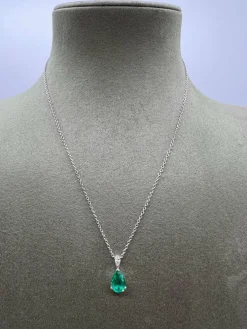 Collier pendentif émeraude 1, 32 diamants or blanc 18 carats