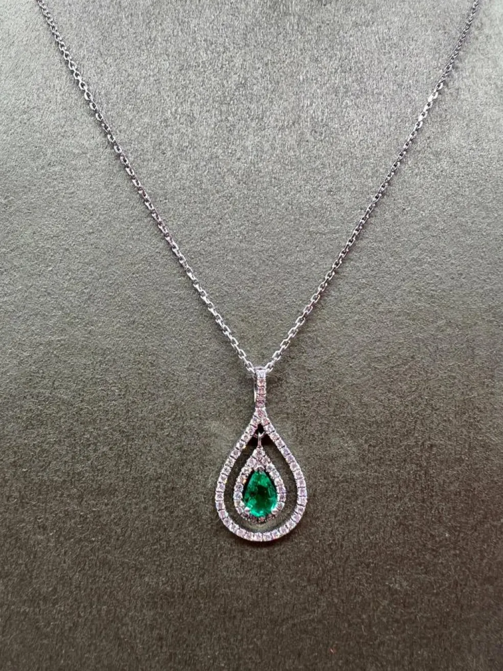 Collier Pendentif Émeraude 0, 50 Carat et Diamants 0, 41 Carat