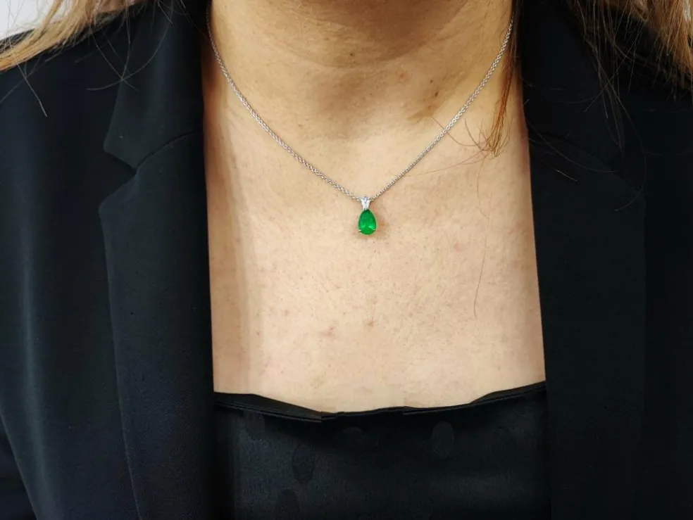 Collier pendentif or blanc, émeraude et diamant