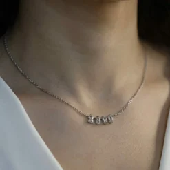 Collier pendentif or blanc platine diamants taillés en chiffres
