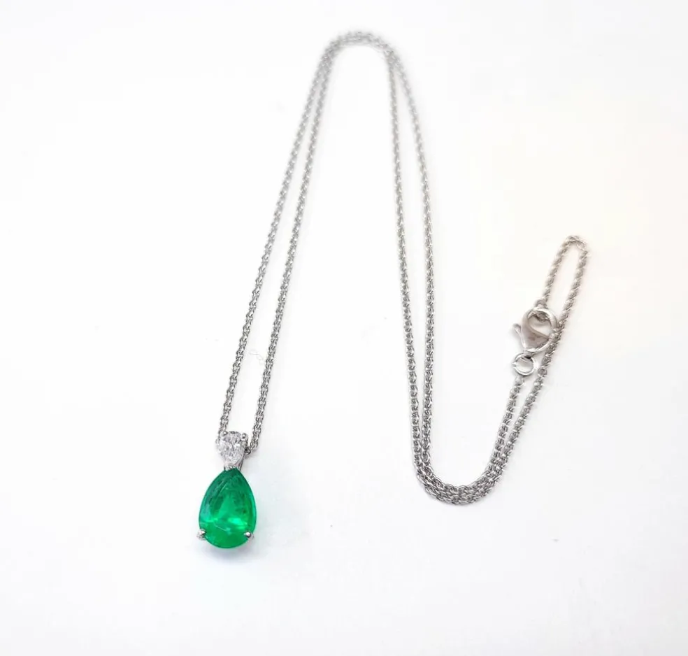 Collier pendentif or blanc, émeraude et diamant