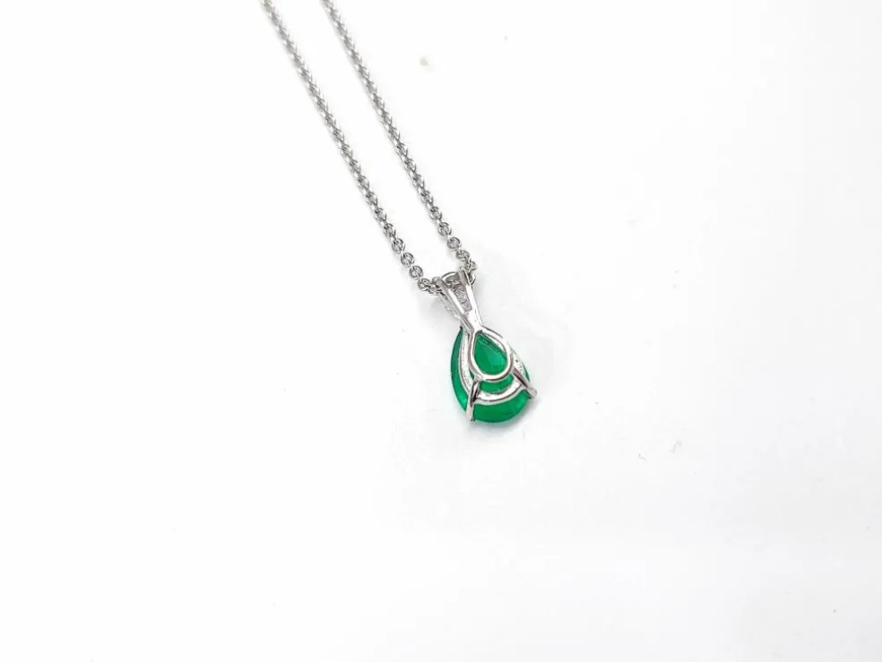 Collier pendentif or blanc, émeraude et diamant