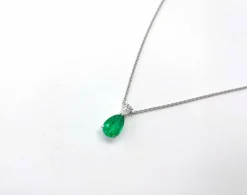 Collier pendentif or blanc, émeraude et diamant
