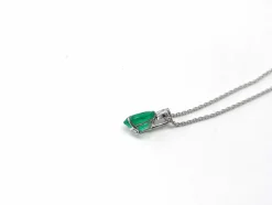 Collier pendentif or blanc, émeraude et diamant