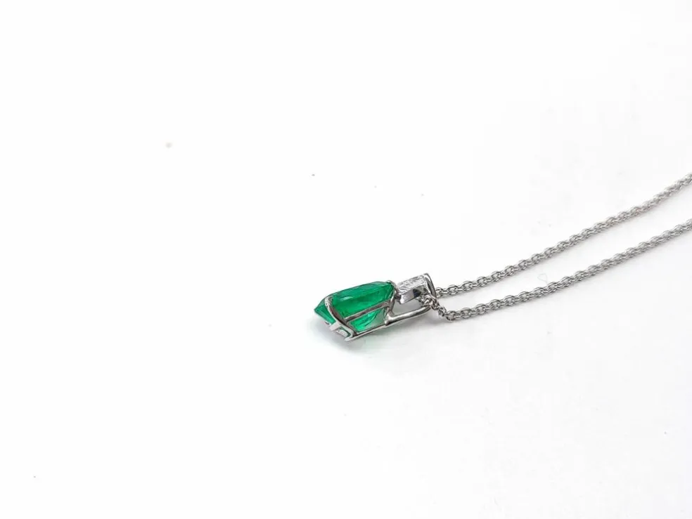 Collier pendentif or blanc, émeraude et diamant