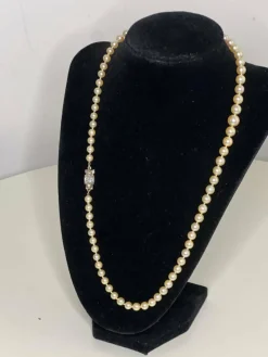 Collier perles de culture, fermoir or et diamants