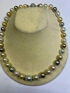 Collier perles des mers du Sud fermoir boule platine et diamants