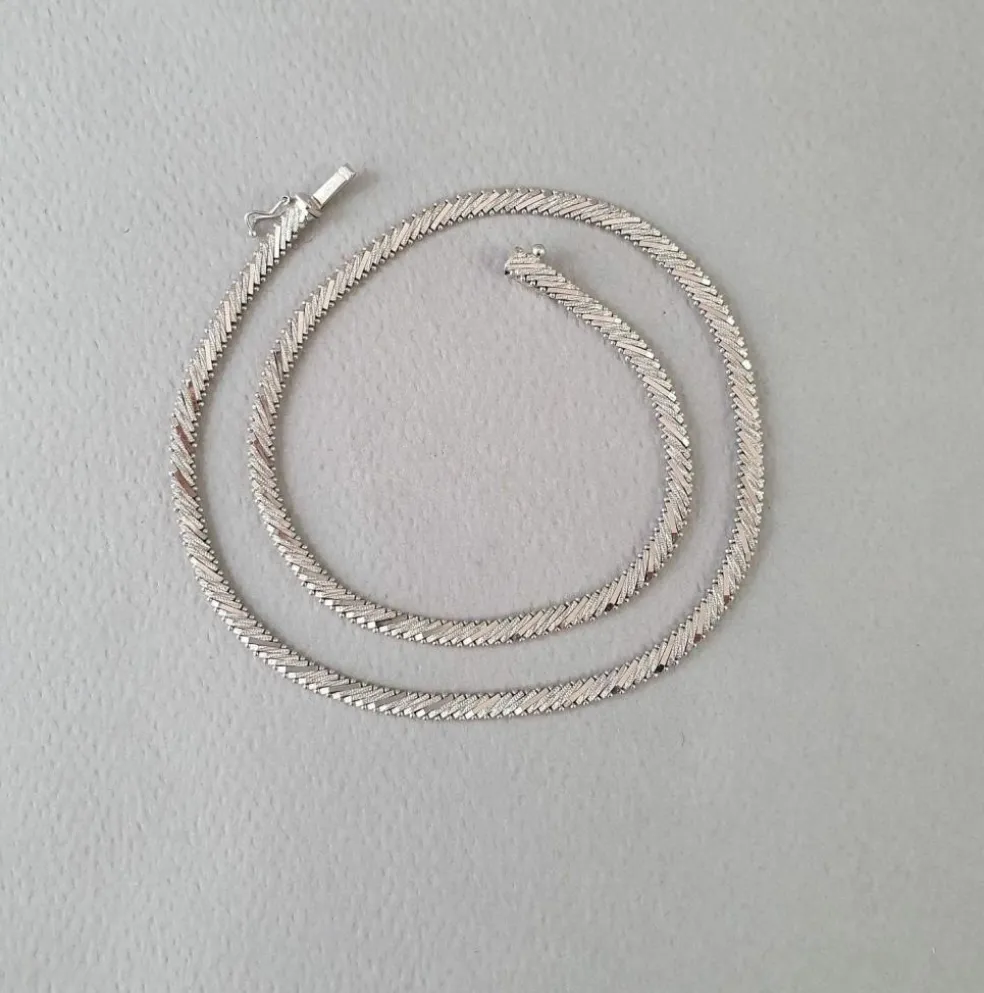 COLLIER PLAT OU BLANC