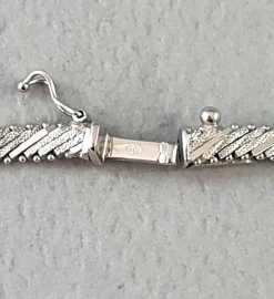 COLLIER PLAT OU BLANC