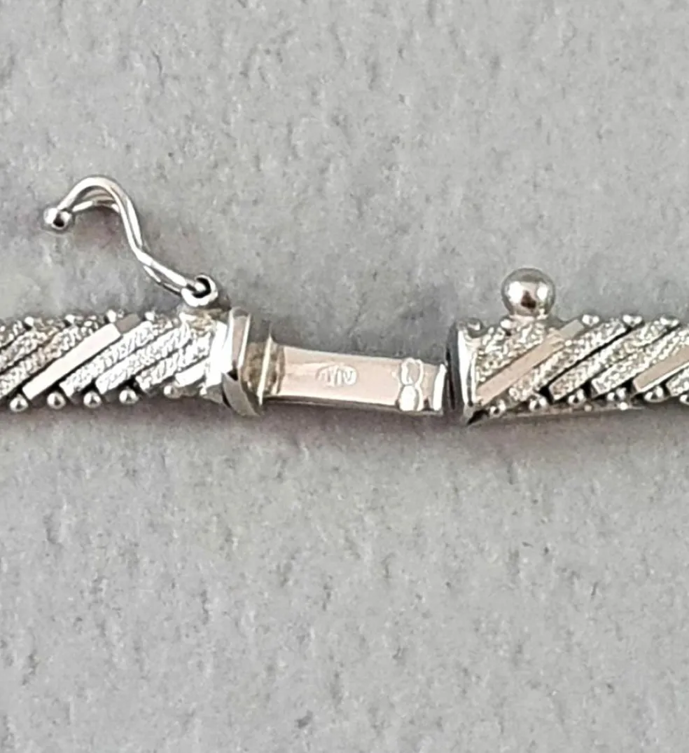 COLLIER PLAT OU BLANC