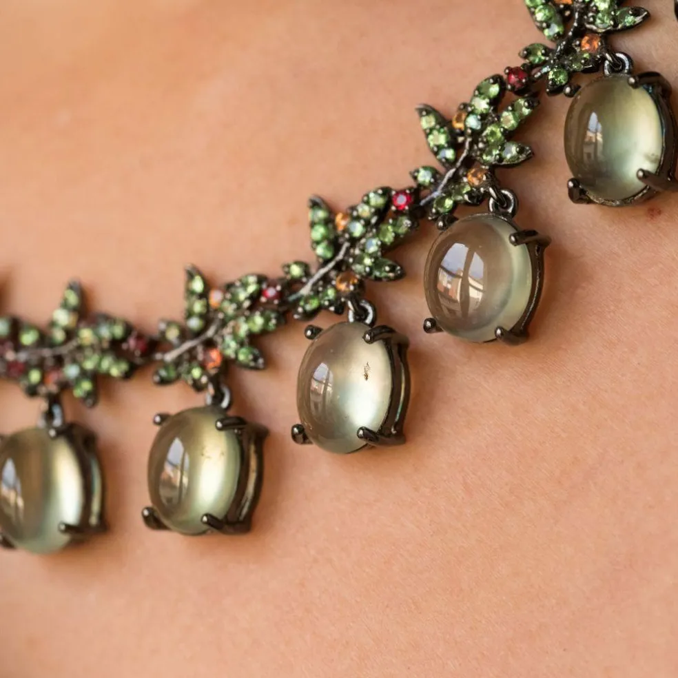 Collier préhnites saphirs oranges et grenats verts