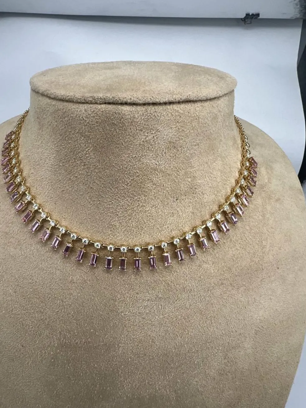 Collier ras du cou en saphir rose et diamant