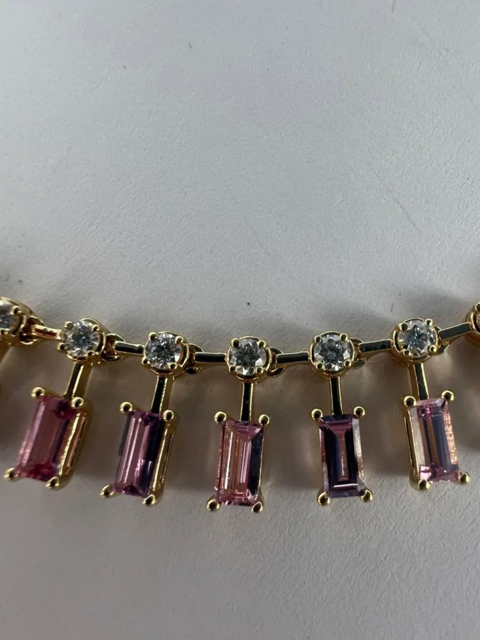 Collier ras du cou en saphir rose et diamant