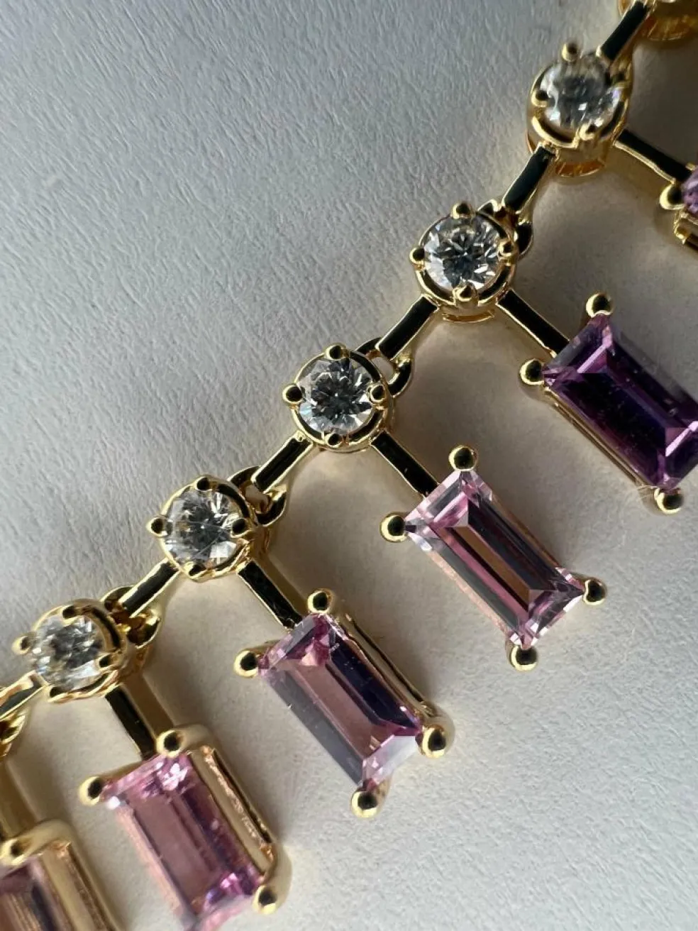 Collier ras du cou en saphir rose et diamant