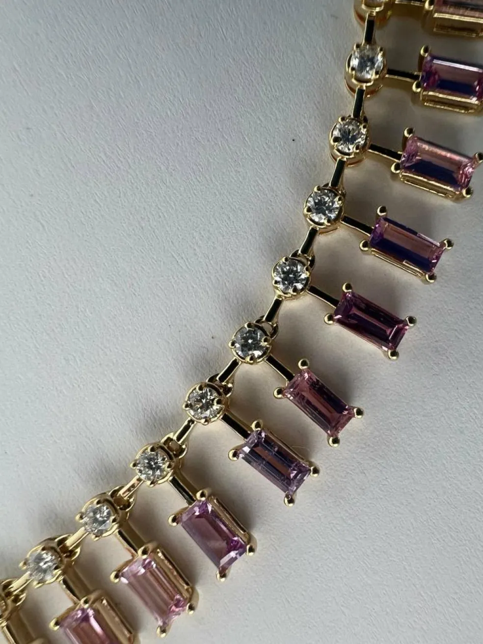 Collier ras du cou en saphir rose et diamant