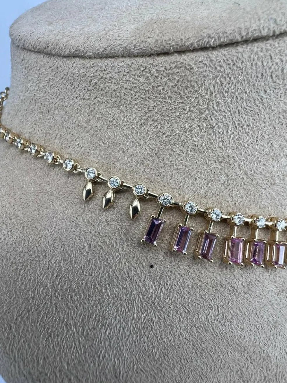 Collier ras du cou en saphir rose et diamant