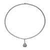 Collier rivière en blanc serti de diamants soutenant un diamant triangulaire.