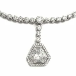 Collier rivière en blanc serti de diamants soutenant un diamant triangulaire.