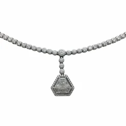Collier rivière en blanc serti de diamants soutenant un diamant triangulaire.