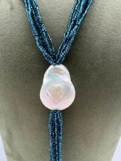 Collier Sautoir topazes London blue, perle baroque, bakélite