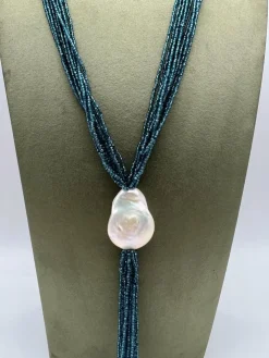 Collier Sautoir topazes London blue, perle baroque, bakélite