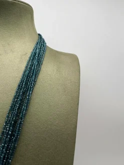Collier Sautoir topazes London blue, perle baroque, bakélite