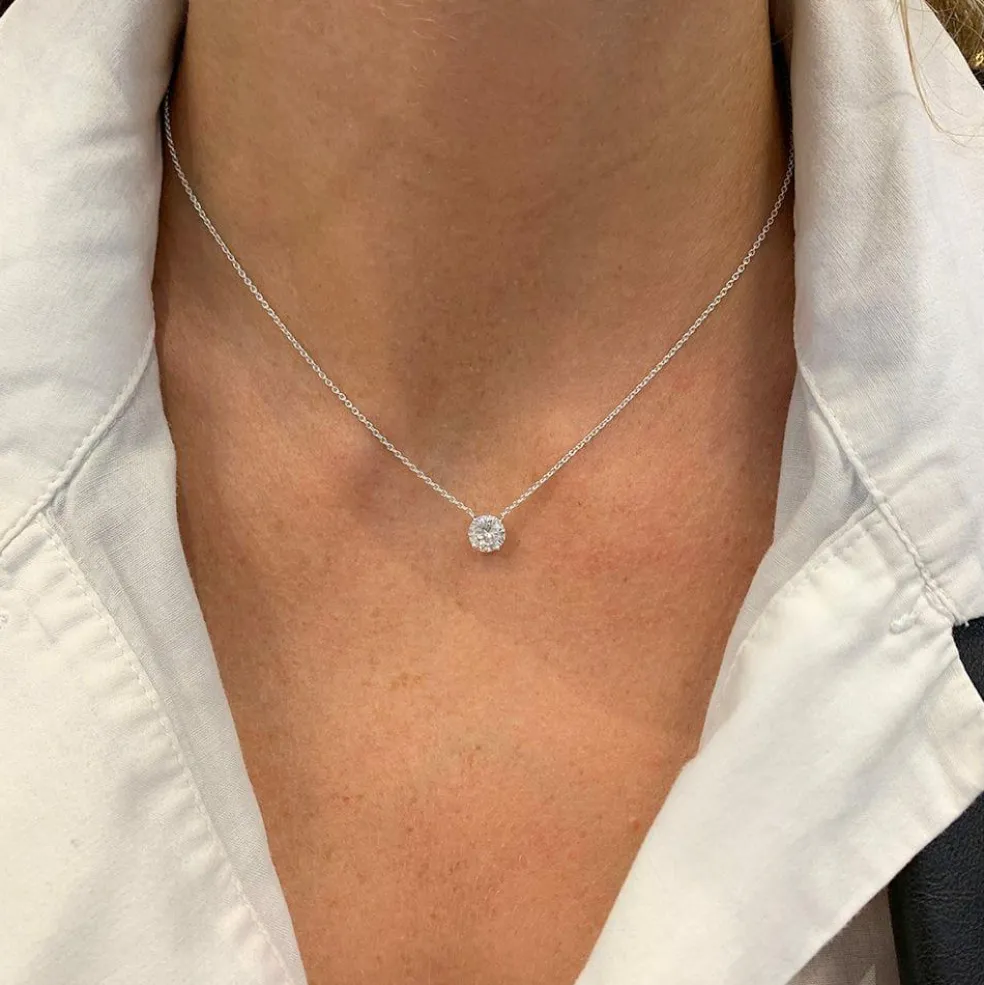 Collier solitaire diamant.