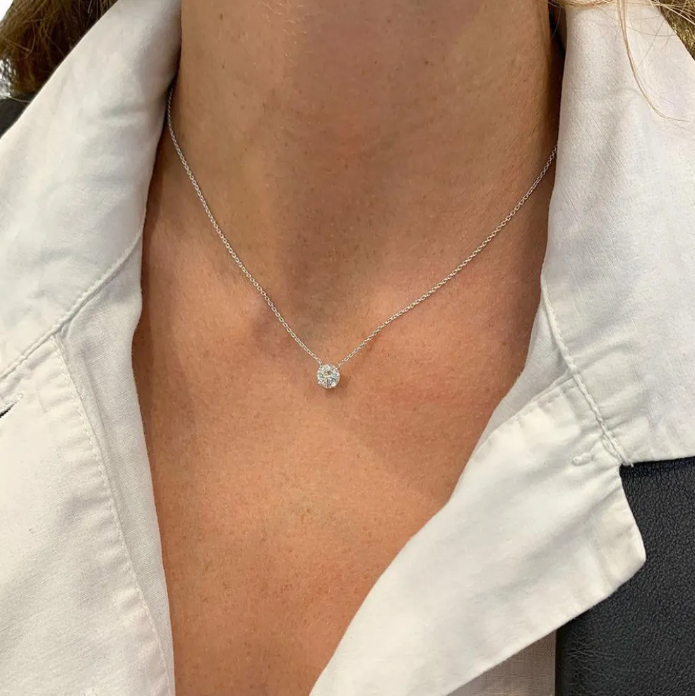 Collier solitaire diamant.
