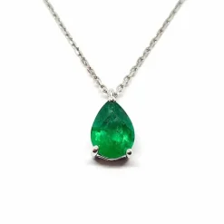 Collier solitaire en or blanc, émeraude
