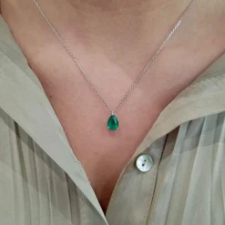 Collier solitaire en or blanc, émeraude