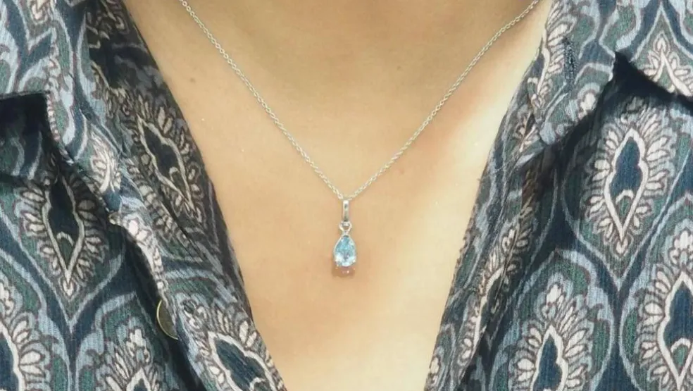 Collier solitaire or blanc et topaze bleue