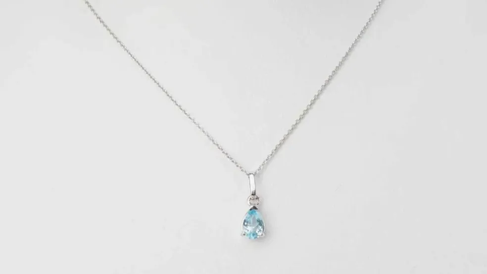 Collier solitaire or blanc et topaze bleue