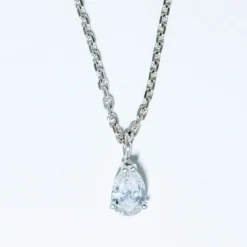 Collier solitaire or blanc et diamant poire 0.60 ct