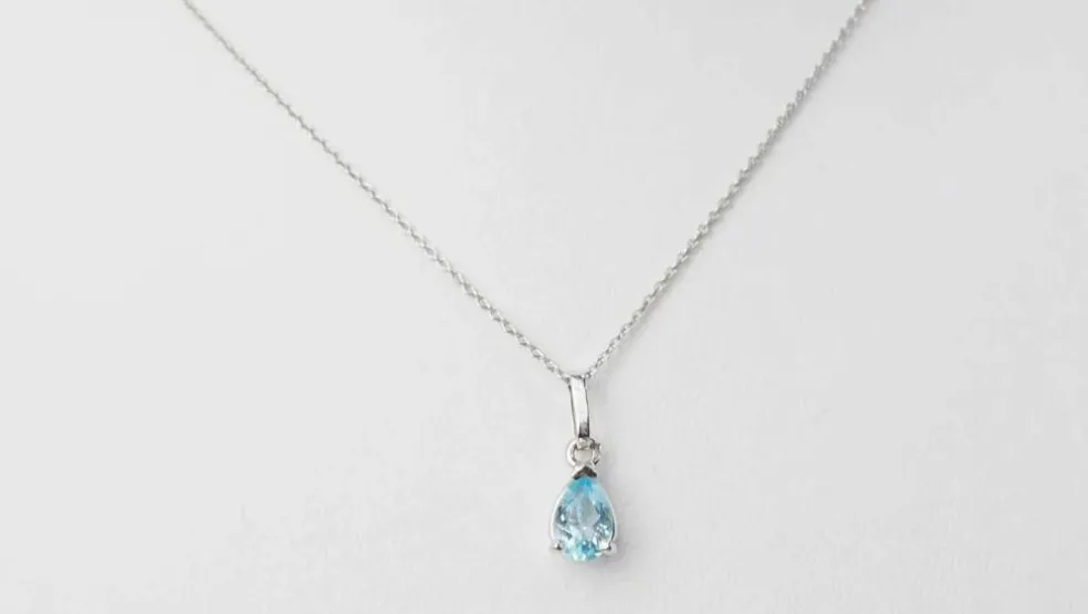 Collier solitaire or blanc et topaze bleue