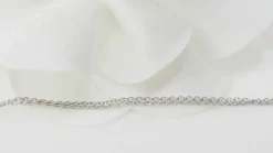 Collier solitaire or blanc et topaze bleue