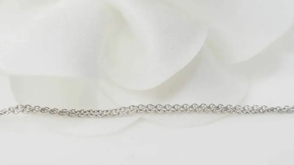 Collier solitaire or blanc et topaze bleue
