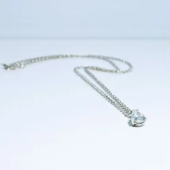 Collier solitaire or blanc et diamant poire 0.60 ct