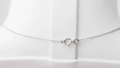 Collier solitaire or blanc et topaze bleue