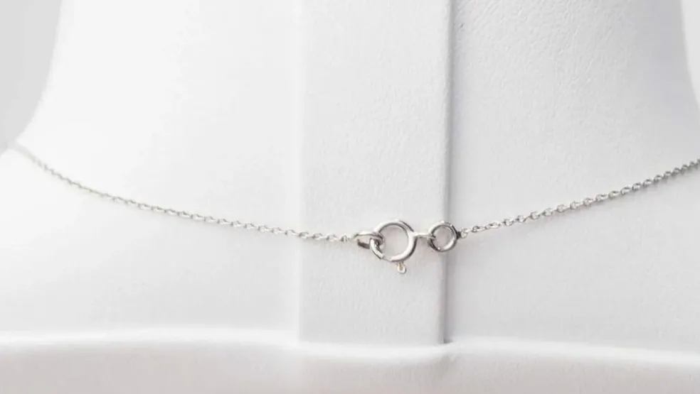 Collier solitaire or blanc et topaze bleue