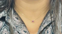 Collier solitaire or jaune et rubis