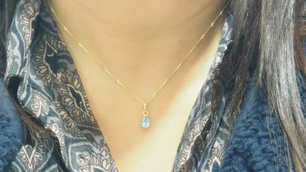 Collier solitaire or jaune topaze bleue