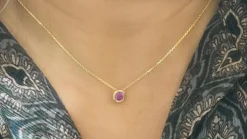 Collier solitaire or jaune et rubis