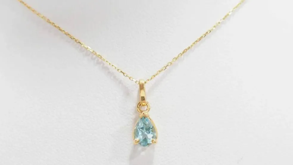 Collier solitaire or jaune topaze bleue