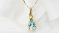 Collier solitaire or jaune topaze bleue
