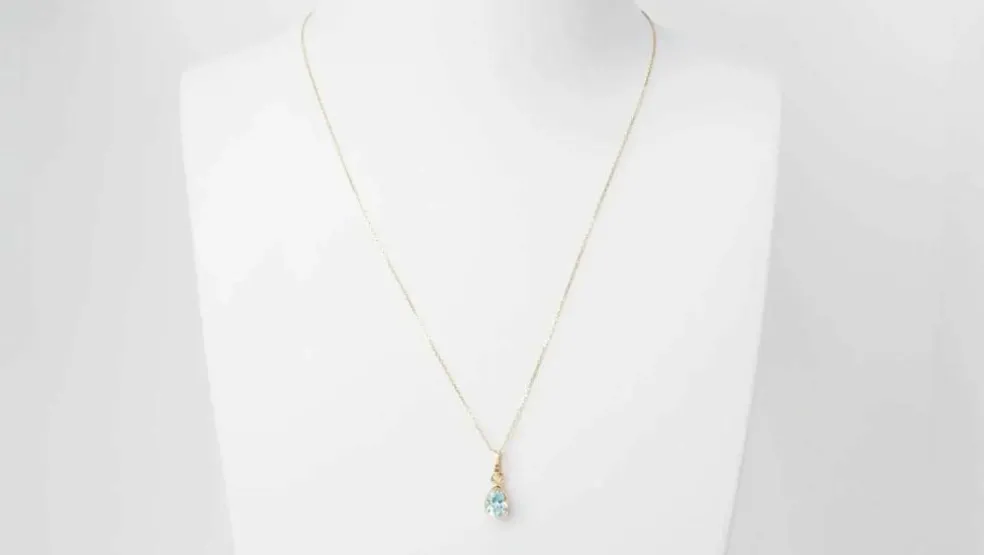 Collier solitaire or jaune topaze bleue