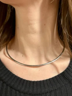 Collier souple à maille oméga