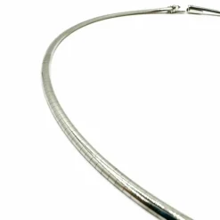 Collier souple à maille oméga