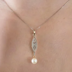 Collier style Art Déco deux ors avec pendentif Perle de culture et Diamants