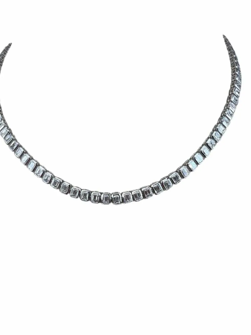 Collier tennis taille émeraude serti clos en or blanc