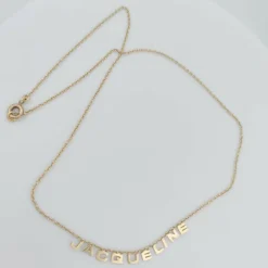 Collier vintage en or avec le prénom Jacqueline